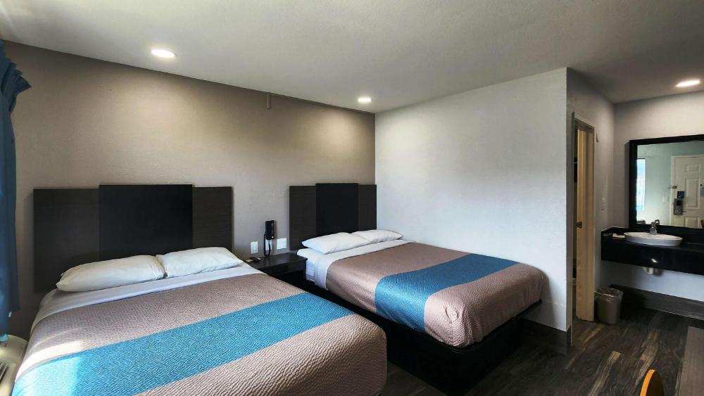 2 Full Beds interior